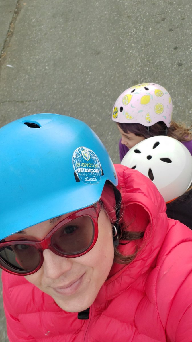 spokesmama's tweet photo. Since gas prices are a hot topic, I thought I'd do a ⚡️🚲 vs. 🚙 comparison.

To drop off &amp; pick up my kids from school then back to WFH is ~12km a day. 

Ecargobike: ~3 cents electricity
Average Canadian vehicle: ~$2 gas

For the whole school year:
Ecargobike $5
Gas vehicle $360 https://t.co/tRqbDATcC9