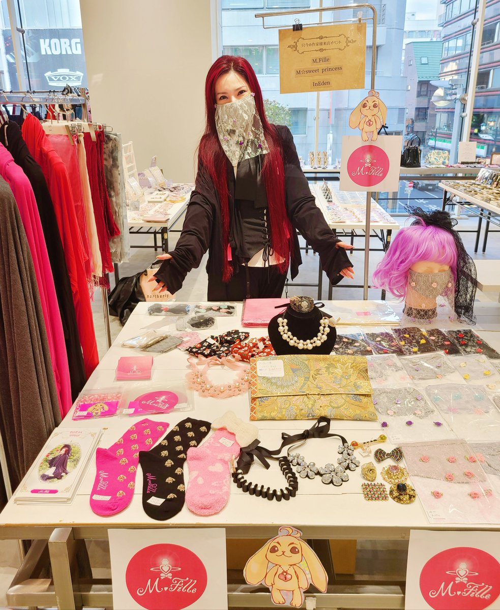 ayacocteau's tweet photo. おはミー☀️
明日のヴィーナスフォート出展準備中です✨※写真はマルイアネックスのPOPUP
こんな感じでお待ちしてます😃
実はアコスタマルシェで黒レースマスク3点紛失ました😢職人(実は母)が心を込めて作ったものです。とても悲しい😢
3/6(日)11～18時
#ゴスロリマーケット
#GothicLolitaCarnival https://t.co/odBRZDV981