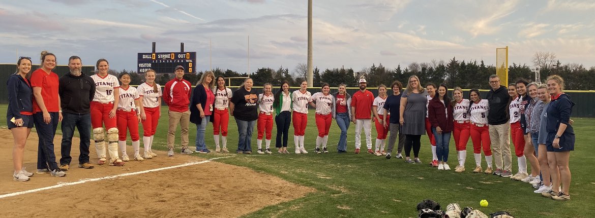 Great team victory tonight and a great teacher appreciation. Thank you for coming to the game and thank you so much for everything that you do for our players!!! 
Thank you to everyone who helped out with this night also! 
 #TitanPride #ThankYou
<a href="/Cen10titans/">Centennial HS</a>