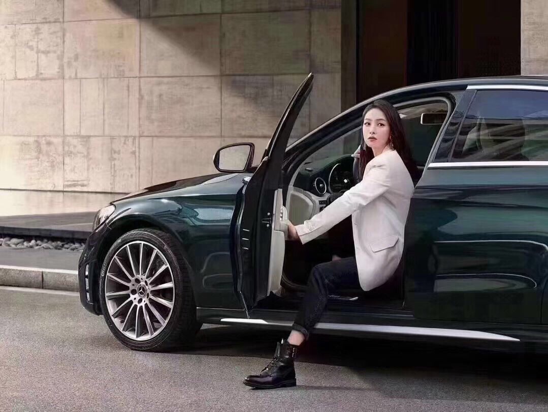 kyx525's tweet photo. Beautiful lady in a beautiful car with beautiful wheels, 18”19”20” forged wheels for Benz in stock, chromed surface#forgedwheels #carwheels #carparts #rim https://t.co/gPBR1VMRdr