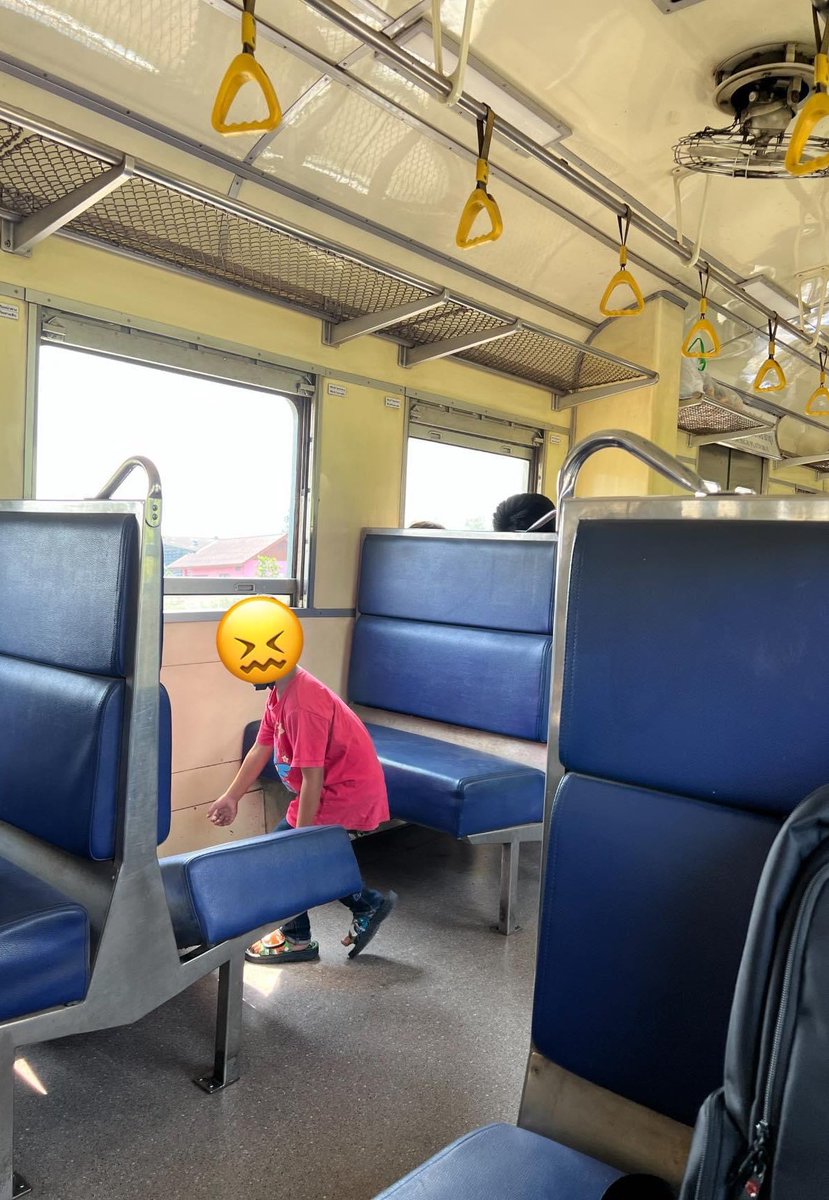 MrBxZR's tweet photo. บนรถไฟขบวนพิเศษสำหรับท่องเที่ยววันหยุด

น้องคนนี้นั่งแล้วเก้าอี้หลุดลงมา น้องพยายามจะยกกลับขึ้นมาวาง โดนแม่รีบมาฟาดด้วยฝ่ามือไป 1 ฉาดใหญ่ แล้วลากกลับไปนั่งอีกฝั่ง

คุณภาพชีวิตคนไทย พูดเรื่องไรก่อนดี https://t.co/LDPVvTREDF