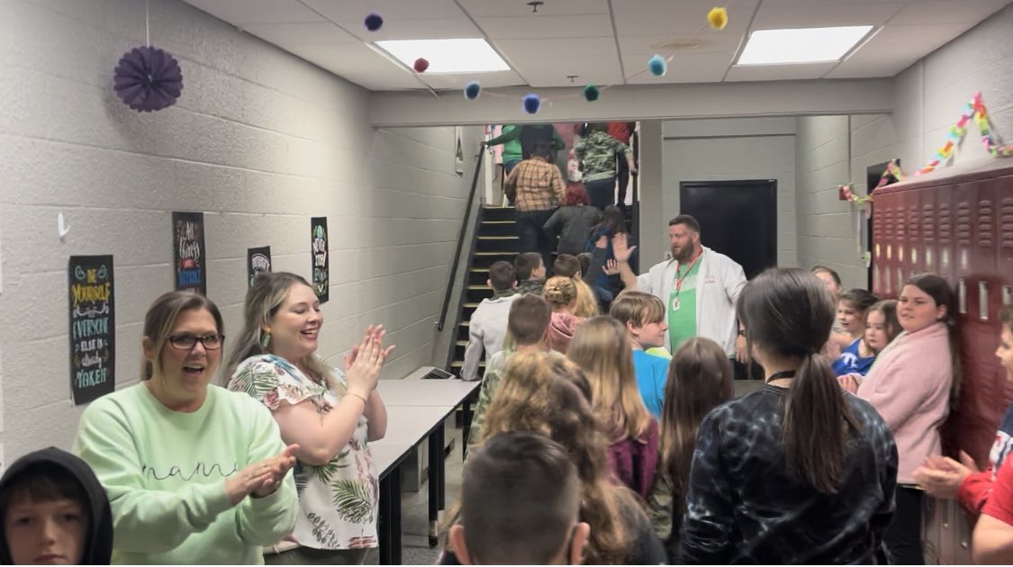 edix4407's tweet photo. Academic team walking pep rally today @ The East! Pt 3 #RegionReady #EAST @CourtSKingsmore @east_louisa @All_in_LC https://t.co/XRIhfXIsnm