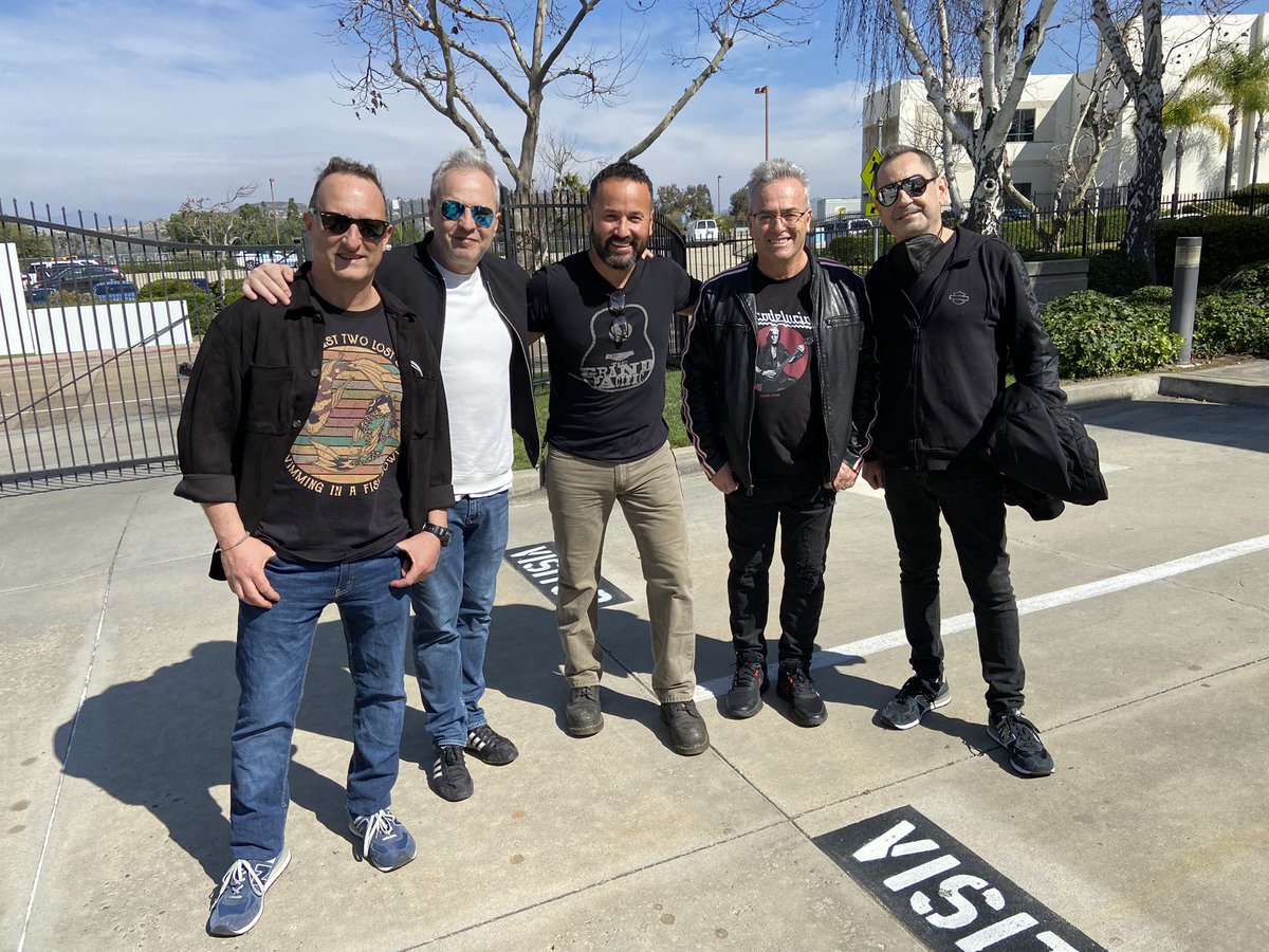 QuevedasMiguel's tweet photo. @HombresG Gracias por la fotografía y los buenos tiempos de excelente música 😎 https://t.co/QgIxGOIV2a
