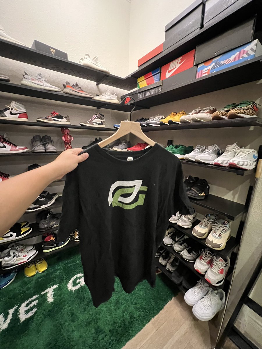 H3CZ's tweet photo. Vintage.
You can only pick 1 @OpTic Tshirt, which one uou going with?
2013/14 - OG logo plain
2013/14 - #OpTicHouse (signed)
2015. - UMG
Or the MOST FIRE 2009 Sniper Shield OpTic Logo? https://t.co/iMqmZwYCut