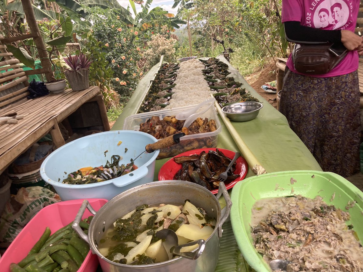 Ang layo pla ng nilakbay ng mga magsasaka para makasama sa #LeniKiko2022 unity walk sa SJDM kanina. Andito kami ngayon kasama si <a href="/KapsMariano/">Rafael “Ka Paeng” Mariano</a> para masuklian ang kanilang pagmamahal at paglaban sa bayan. May bonus pa masarap na pananghalian na tanim mismo ng mga magsasaka. 💓💓