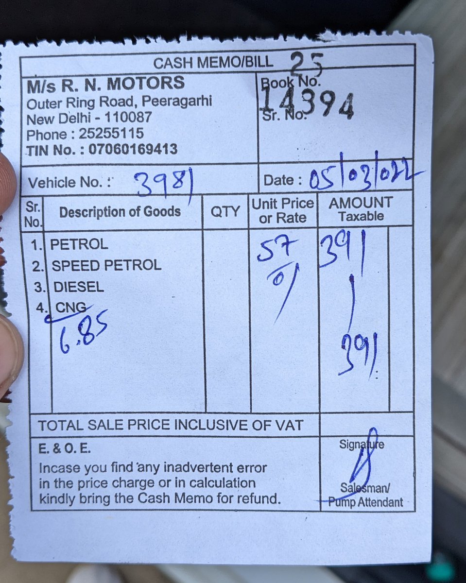 RahulMatta9's tweet photo. @BPCLimited don't go there to fill the petrol or gas.doing scam with pathetic staff.I clearly saw that they didn't zero the meter before refilling and came into fight when I asked them to show the meter. + gave a hand written receipt instead of system generated #peeragarhi branch https://t.co/BgEVWKTjoC