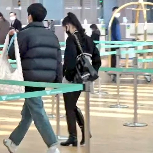 sunnysunlisa's tweet photo. GIRL THE PONYTAIL AND HER OUTFIT... JENNIE U'RE SO HOT 😳 https://t.co/vlZGdm2Z54