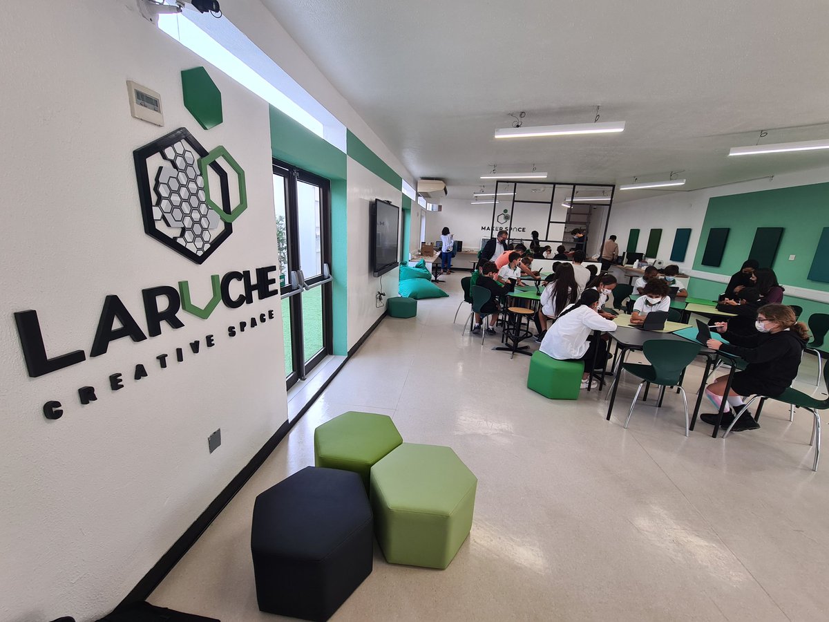 Inauguration du #FabLab en présence d'une délégation de sénateurs et du poste diplomatique. Le résultat d'une année de réflexion collective au service de l'enseignement des #STEM Merci au comité des sciences du LLM #aefe #VieDuReseau <a href="/aefeinfo/">AEFE</a> instagram.com/p/CarigKNIyhI/…