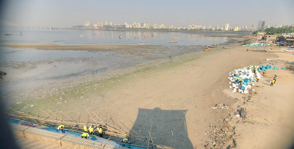 govaleajay's tweet photo. Volunteers of @pl_WTW are out to beautify beach walls at #MahimCauseway as part of #CleanShores initiative by @UWMumbai in collaboration with @mybmcWardGN & #MahimALM https://t.co/EqrVHYVFV1