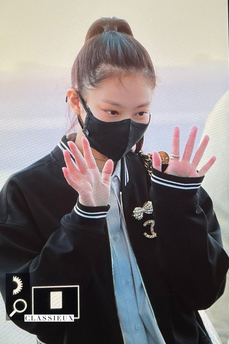 CLASSIEUXforJEN's tweet photo. 220305 safe flight jennie ❤️
#BLACKPINK #JENNIE #블랙핑크 #제니 https://t.co/VHZ9PHqdUT