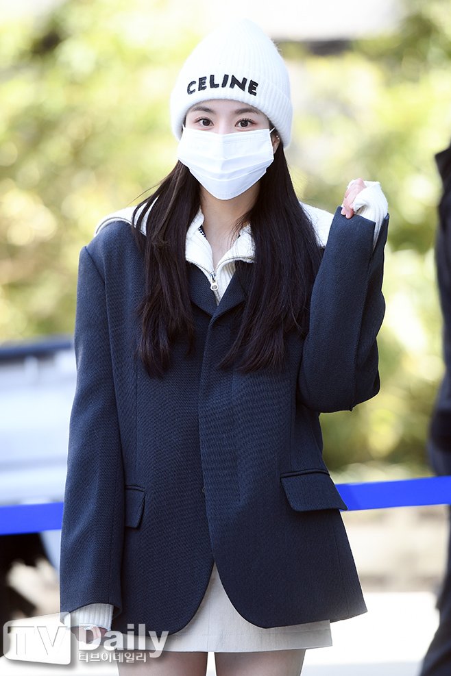 KEB_INTL's tweet photo. [PRESS] 220305 Kwon Eunbi attended the early voting for the 20th presidential election at Cheongdam-dong Community Center in Seoul.

@KWONEUNBI #KWONEUNBI
#권은비 #クォン・ウンビ https://t.co/cfamJpUgMJ