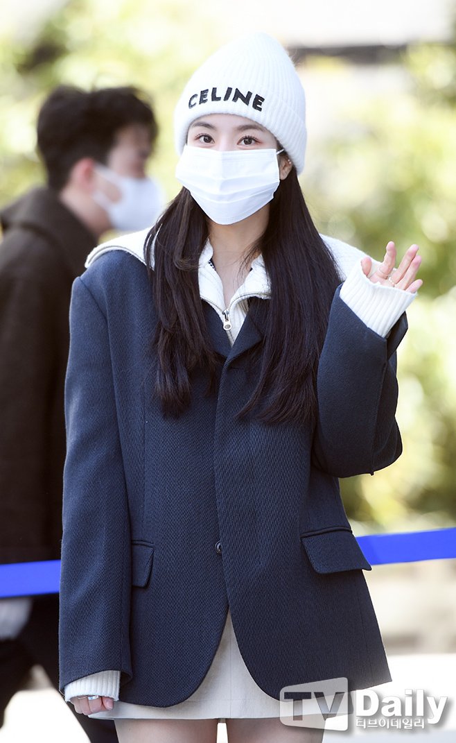 KEB_INTL's tweet photo. [PRESS] 220305 Kwon Eunbi attended the early voting for the 20th presidential election at Cheongdam-dong Community Center in Seoul.

@KWONEUNBI #KWONEUNBI
#권은비 #クォン・ウンビ https://t.co/cfamJpUgMJ