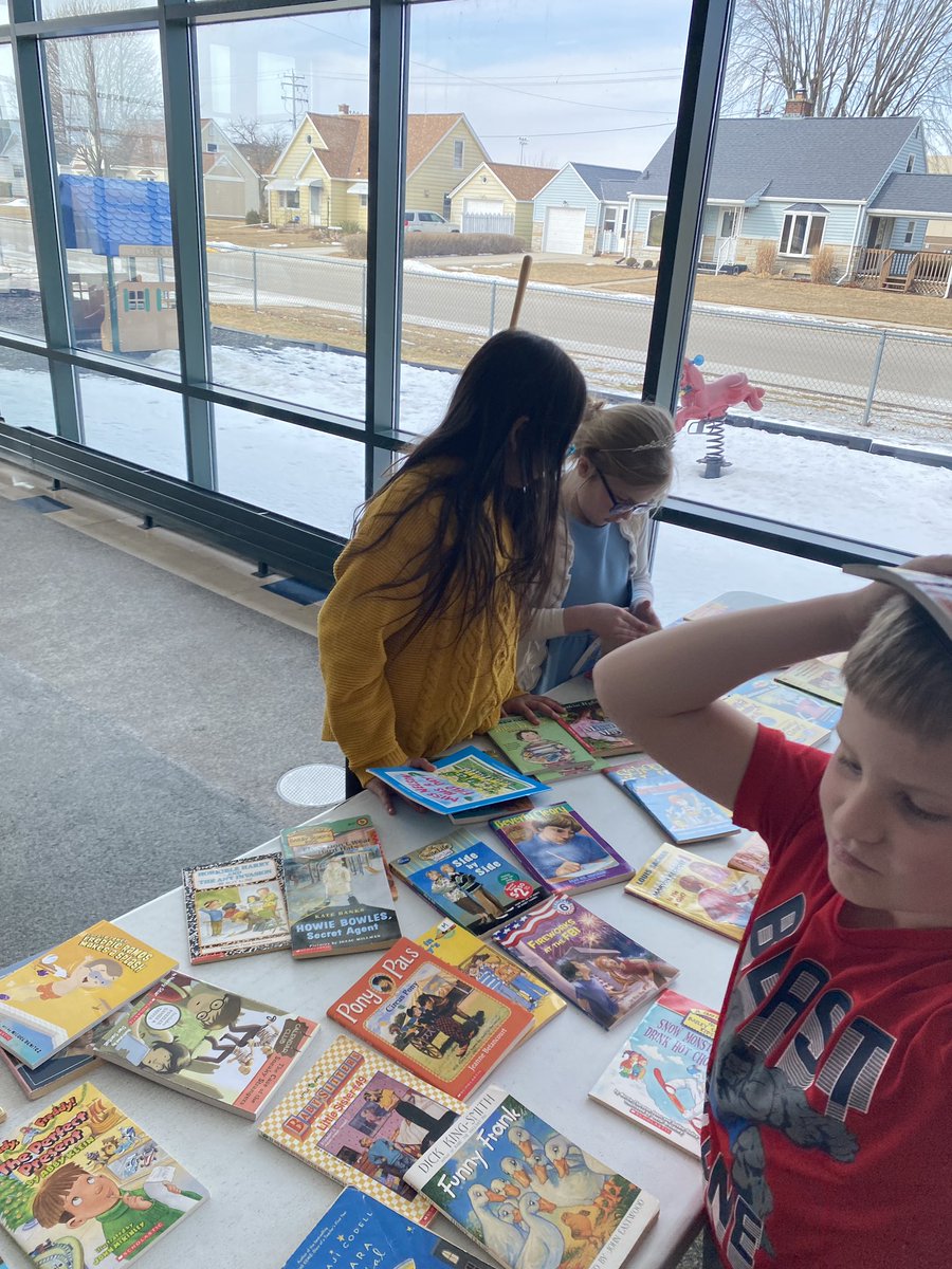 MissSears112's tweet photo. Read Across America Week-A visit from author @CurtCasetta, dressing like book characters, new books to take home, and lots of reading!  #KSDpride https://t.co/xFtnR4RGvS