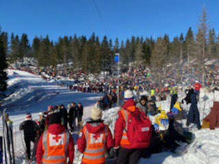 Hjelpekorpset er mannsterkt på plass i Holmenkollen. Flott vær, god stemning og flotte idrettsprestasjoner.