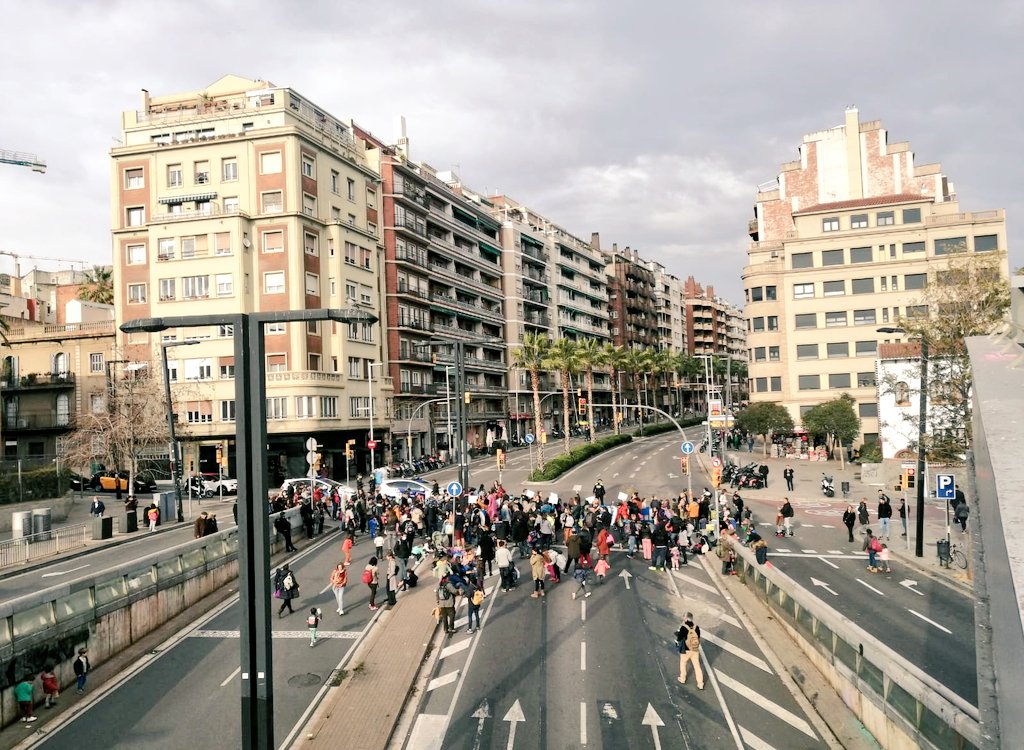 AFASomRius's tweet photo. Això ja no té marxa enrera ✊🏾

🚧🚧 VOLEM UN ENTORN SEGUR PER LA NOSTRA ESCOLA! 🚧🚧

⚠️ Exigim solucions urgents @janetsanz @eloibadia @AdaColau @Bcn_Gracia @BCN_Mobilitat ⚠️

Gràcies a tothom que ens hi vau acompanyar! 👏🏽👏🏽 https://t.co/NX2fwGnEjR