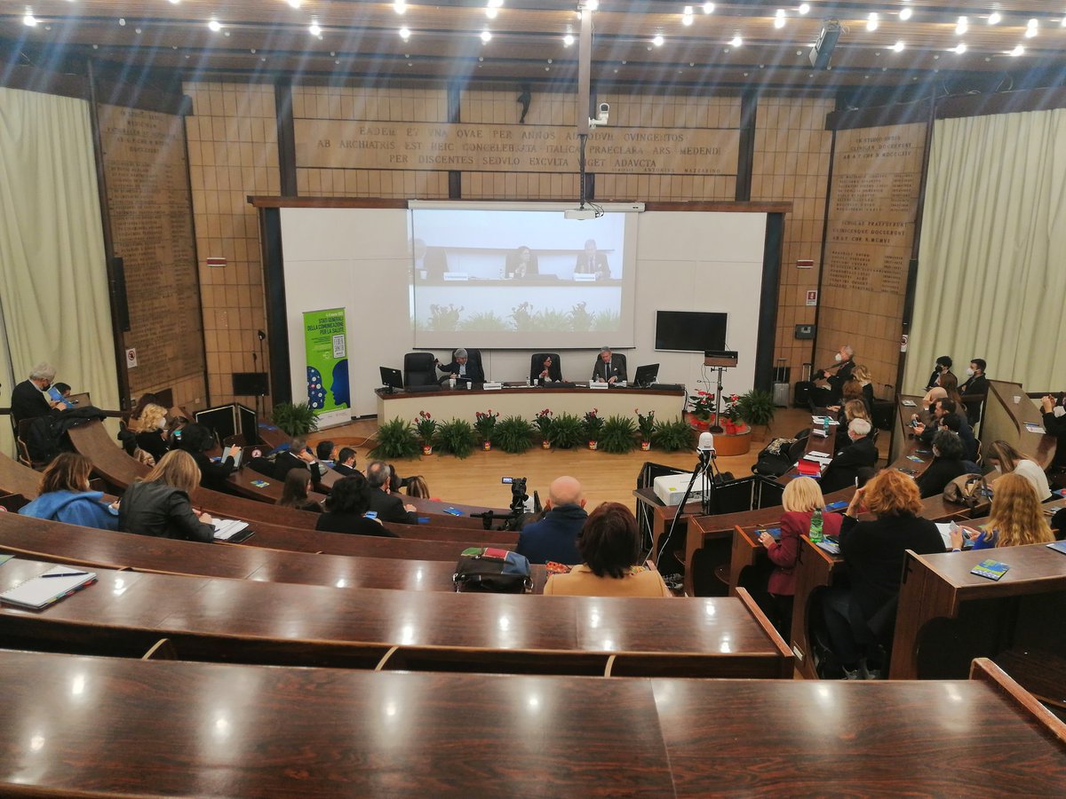 MiticoBazz's tweet photo. "La comunicazione è una cosa seria", lo ha detto @AntonioNaddeo aprendo la seconda giornata degli #Statigenerali della #comunicazione per la #salute, oggi a Roma al Policlinico Umberto 1° https://t.co/NOscKkrr7y