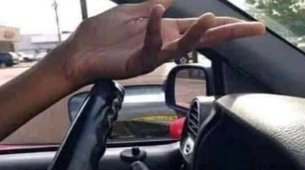 JasonShazhiwe's tweet photo. Real drivers, what does this hand signal mean? https://t.co/4fXDrTVvMc