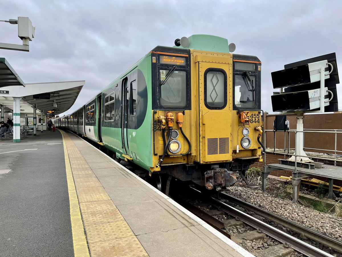 455844 at #Balham with the 09.20 to #WestCroydon #class455 @SouthernRailUK 05/03/22