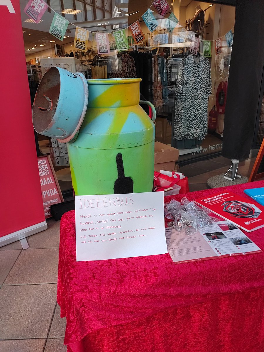 Vandaag verkiezingsmarkt op het Amstelplein, met een ideeënbus. Heeft u een goed idee voor Uithoorn/De Kwakel.
Vertel het ons, ga in gesprek en doe hem in de bus. Tot zo!