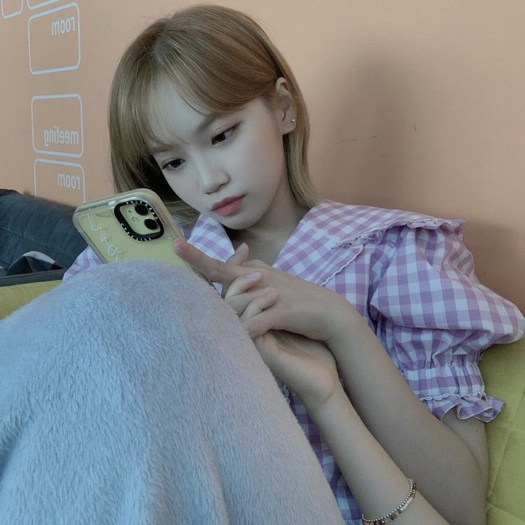 bearkcw's tweet photo. “i want a girlfriend” no you want kim chaewon https://t.co/e5WSSaVLfq