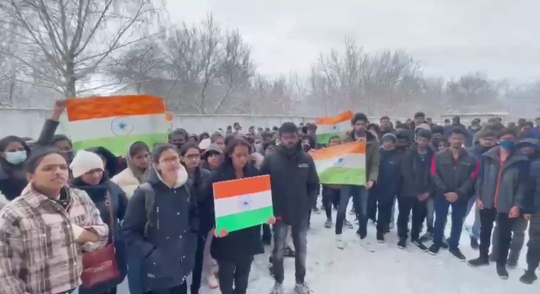 sidhant's tweet photo. Waving Indian Flag, Indian student plea for urgent help for Evacuation from Sumi. More than 500 Indian students are estimated to be stranded in the Ukrainian city. The shelling of the city continues even as Russia annouced ceasefire doesn't include the city. https://t.co/QbloFxTSIm