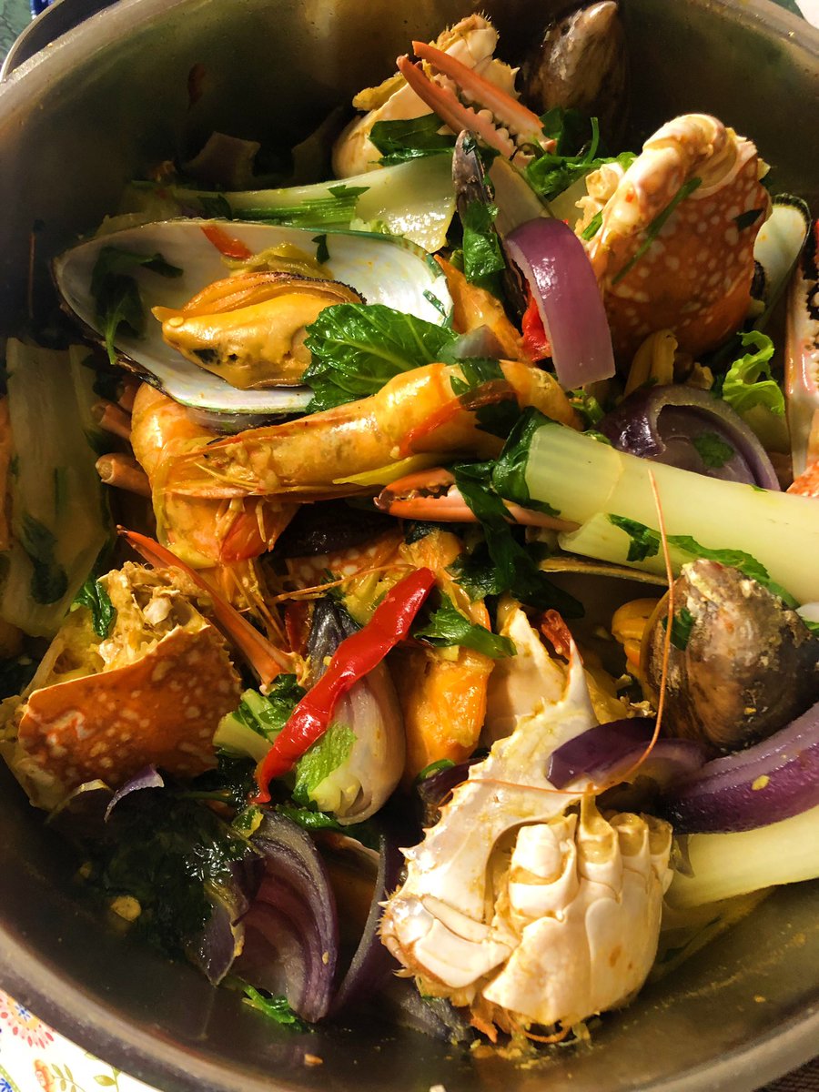 mapmakerdavid's tweet photo. Seafood coconut curry for my friends Himali and Samitha. I told them that seafood can make them fall in love even more yihee. #mapmaker #mealmaker #matchmaker https://t.co/OToBSiQhtA
