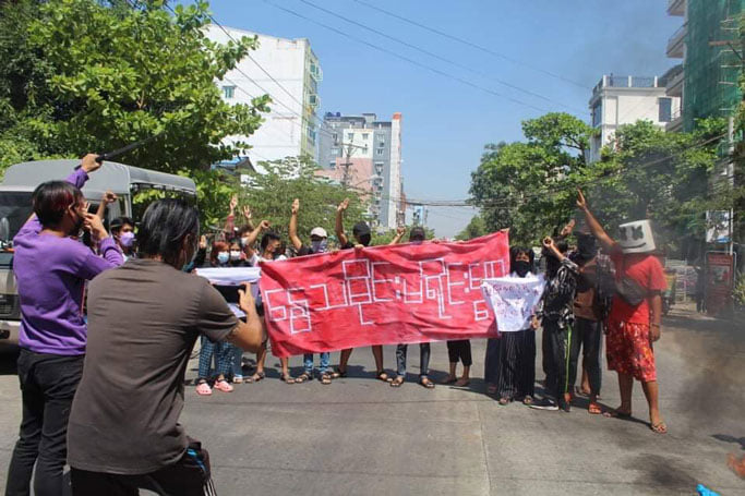 MizzimaNews's tweet photo. ''နွေသမိုင်း မရိုင်းစေရ'' ရန်ကုန်သပိတ် ချီတက်ဆန္ဒပြ

ဓာတ်ပုံ - HP

#Mizzima
#Rangoon Empire
#ရန်ကုန်သပိတ် https://t.co/WJlAerPAs6