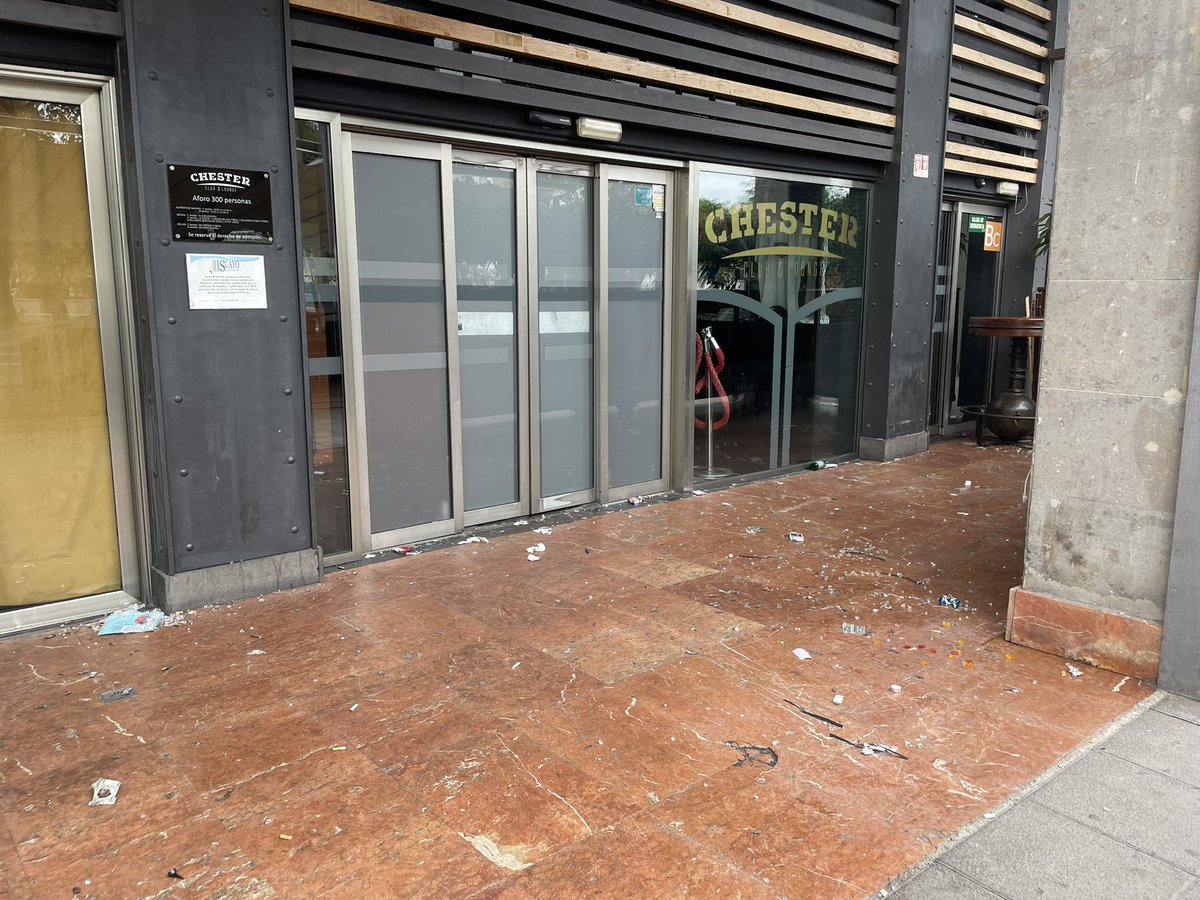 PlazaFarray's tweet photo. Así dejan su propia puerta los pobrecitos de la hostelería q ganan y mucho ( no todos corren la misma suerte), pero llorar siempre va bien. @chesterclub1 hasta cuando esta desidia e incumplimiento de las ordenanzas @LuisZamoranoAR @HidalgoAlcalde ?@psoegc @popularesgc @canarias7 https://t.co/VIrNJQxtoc