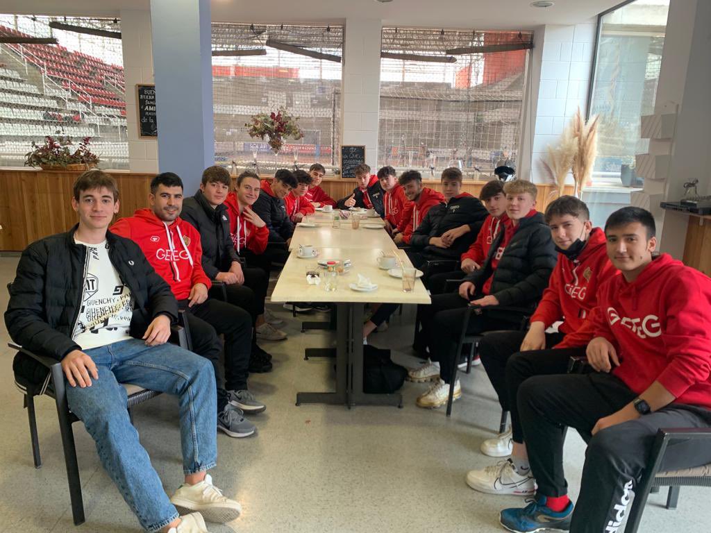 Un bon esmorzar entre companys, abans de competir a la pista el júnior A i el júnior B grupistes. 
Sigui quin sigui el resultat: Visca el GEiEG !!