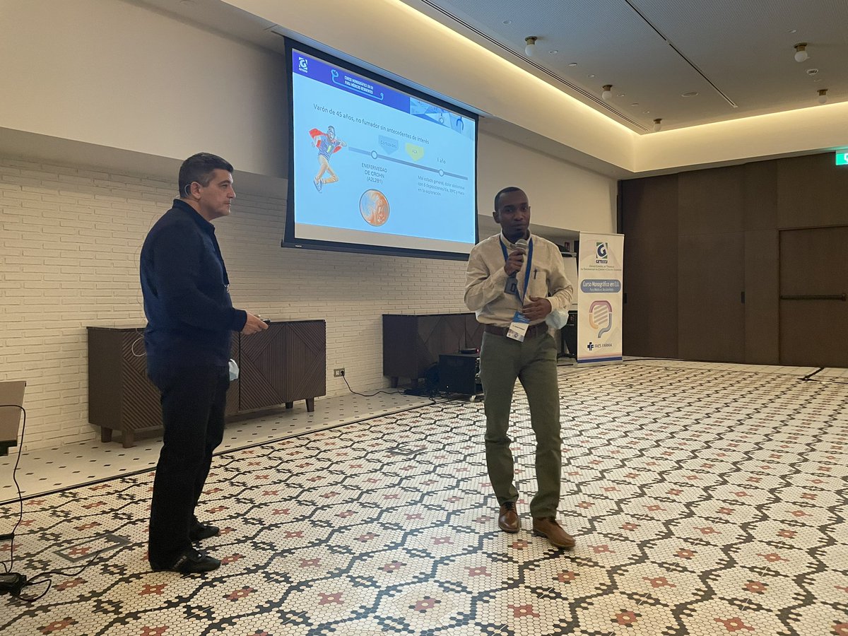 Duos profes residentes discutiendo casos clinicos #EII En el curso de residentes #somosgeteccu <a href="/geteccu/">GETECCU</a> <a href="/FerMuNu/">Fernando Muñoz</a> <a href="/frmoranta/">Francisco Rodríguez-Moranta</a>