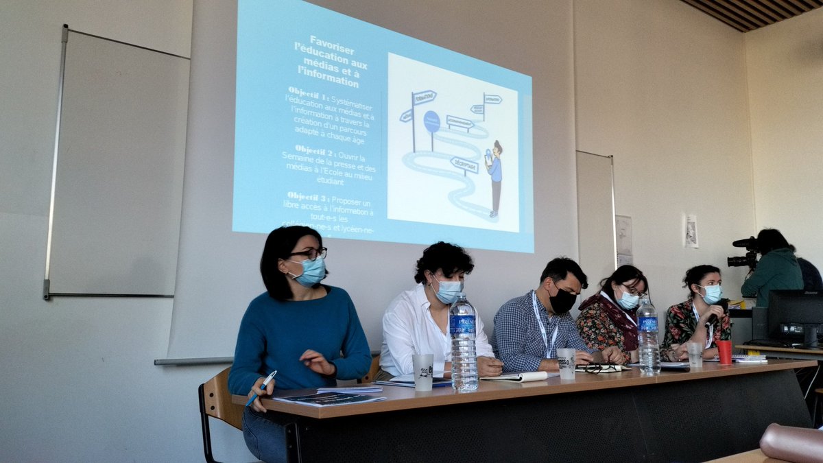 Ce weekend @asso_jetsdencre présente son livre blanc. On commence par une conférence interactive avec <a href="/APEMedias/">A.P.E.M</a> , <a href="/APDEN_Fede/">A.P.D.E.N.</a> , Noémie Suplin rédac chef de Tack magazine et Marianne Baribaud accompagnatrice d'un média lycéen. #PresseJeune #EMI #Mediajeune pic.x.com/SlhUr0GiTv