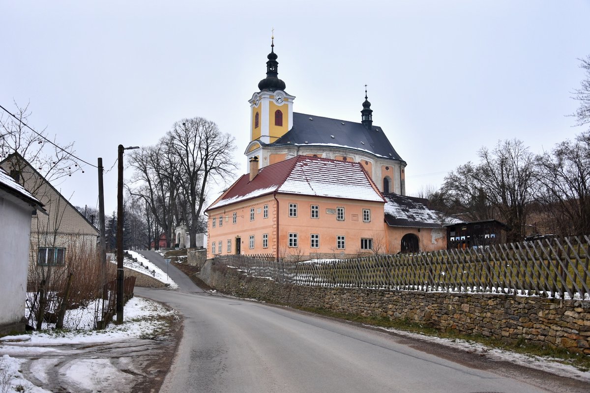 moravskyturista's tweet photo. Když jsem ráno viděl na poli sníh, řekl jsem si, že je ideální čas zužitkovat s pár zajímavostmi ještě pár fotek ze zimy... Sníh roztál a příspěvek je tu :-) / Svatá Anna na hranici https://t.co/926bhTfaRE #hrebecsko #radimer #svitavy #kostel https://t.co/L30tR0dBL5