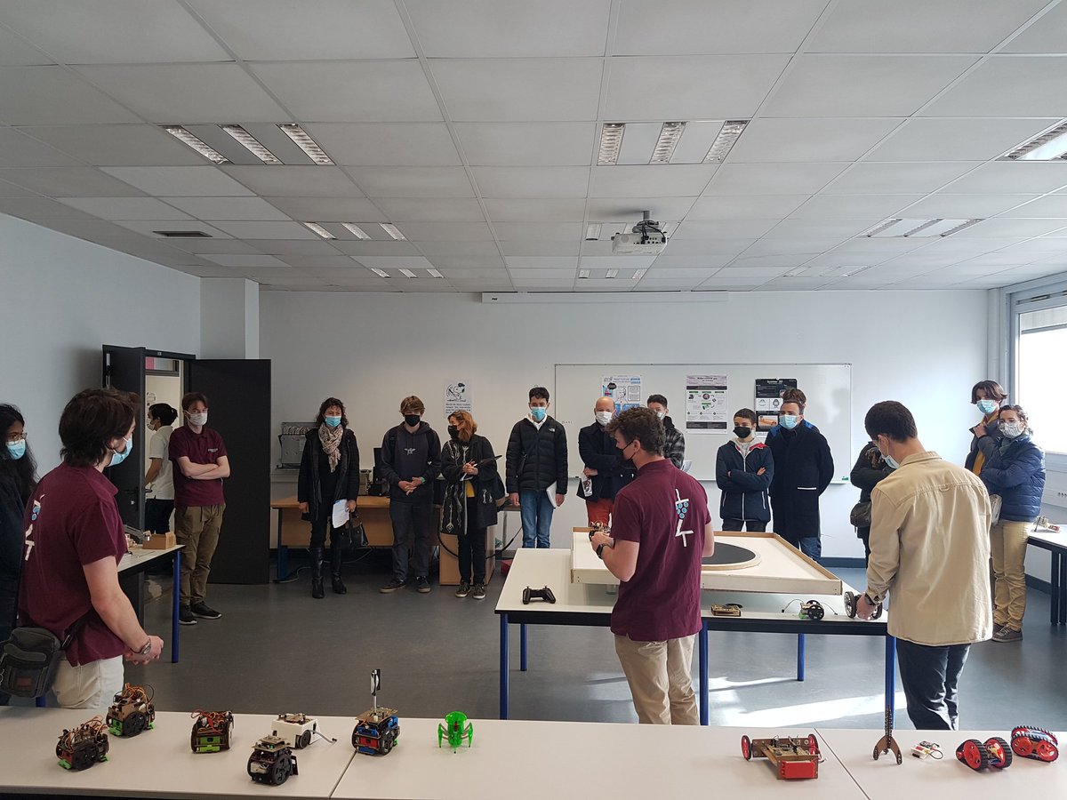HamidaHallil's tweet photo. @IUT_GEII_Bdx @IUT_de_Bordeaux 
Les robots en marche ! https://t.co/0JDpVqr0nY