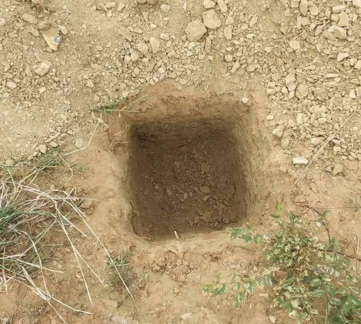 wutyee321's tweet photo. The burrow was by a seven-year-old boy who lost his parents in a refugee camp.⤵️
 "We were dug to hide when the bomb exploded."
"I was digging myself🛐 because I had no father or mother to dig for me"😞
#March5Coup
#StopMinAungHlaingNow
#TheMilitaryCoup
#WhatsHappeningInMyanmar https://t.co/Grsf23QYnF