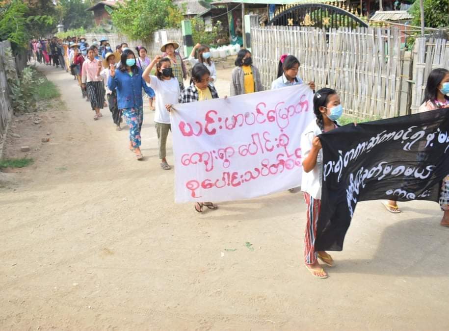 "You can cut off internet but can't cut off yhe Revolution"
Today Anti Coup protest against Military Dictatorship at Yinmarpin tsp by revolutionary alliance.
#2022Mar5Coup 
#HelpMyanmarIDPs 
#WhatsHappeningInMyanmar