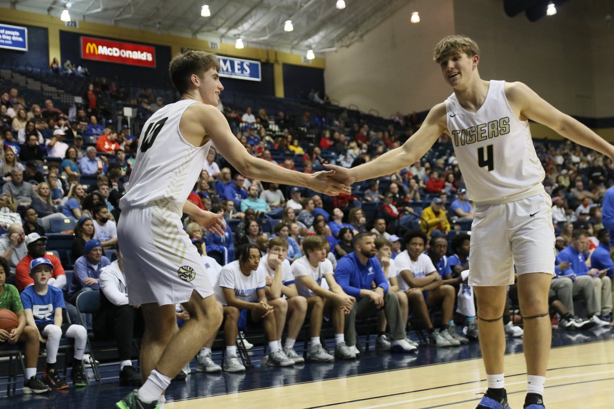 racercard's tweet photo. More pics from tonight's 64-34 win for @MurrayHSBBall over Paducah Tilghman in the 1st Region Tournament semifinals. @MurrayTigers #kyhsbasketball @KHSAA https://t.co/jrTW3SW726