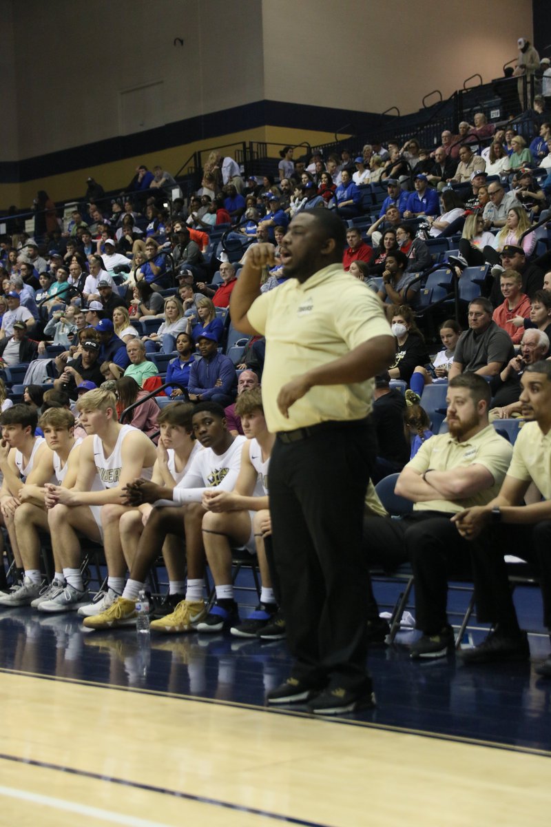 racercard's tweet photo. More pics from tonight's 64-34 win for @MurrayHSBBall over Paducah Tilghman in the 1st Region Tournament semifinals. @MurrayTigers #kyhsbasketball @KHSAA https://t.co/jrTW3SW726