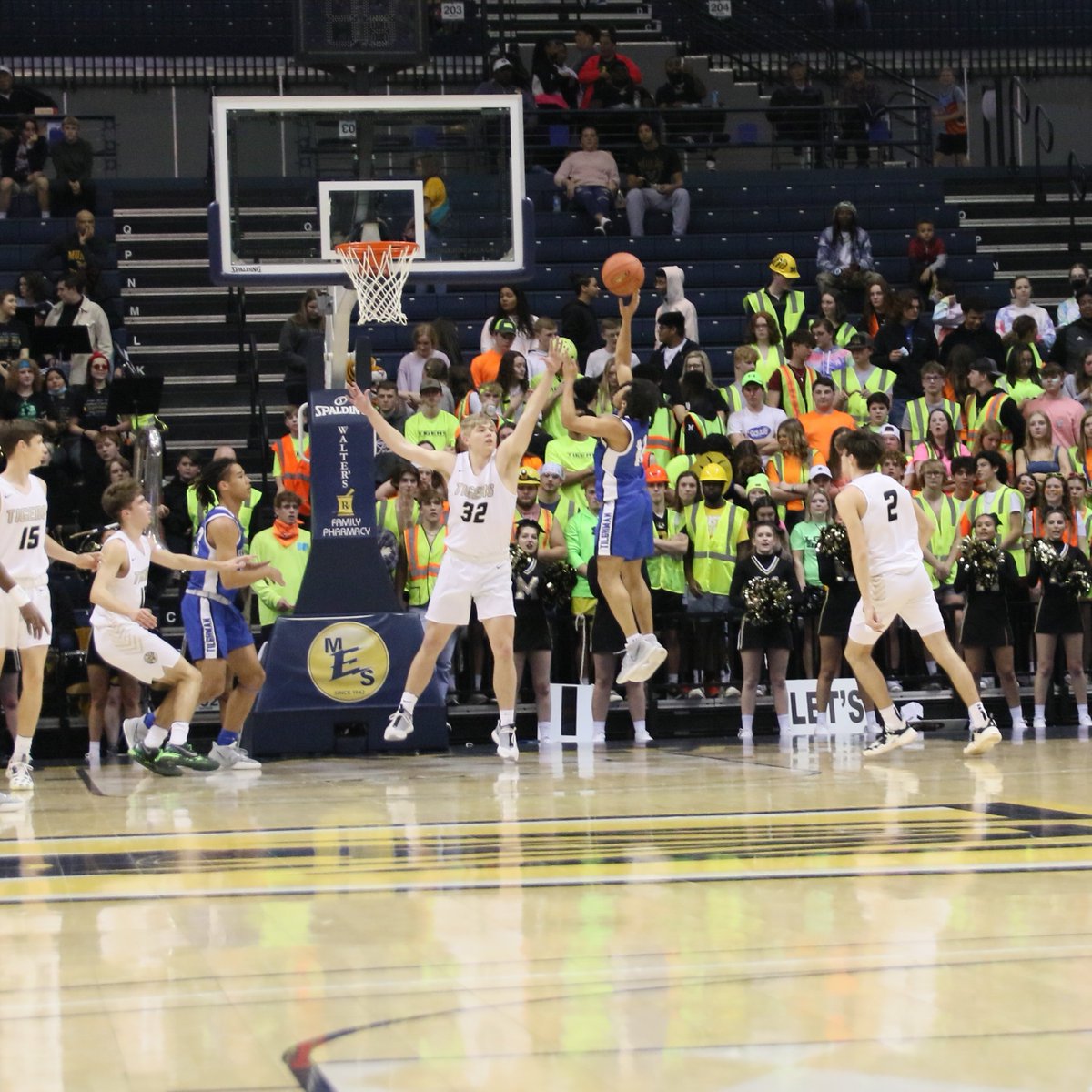 racercard's tweet photo. More pics from tonight's 64-34 win for @MurrayHSBBall over Paducah Tilghman in the 1st Region Tournament semifinals. @MurrayTigers #kyhsbasketball @KHSAA https://t.co/jrTW3SW726
