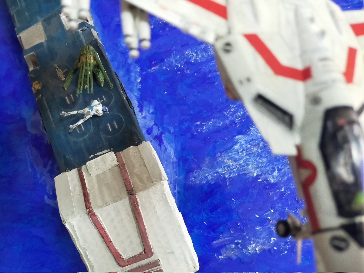 strsho's tweet image. 引っ越しで出た大量のダンボールと空き箱を使って、1/700スケールのマクロスを作りました。小さなメカを厚紙やパテで作りました。1/700スケールの製品を待っています。
#マクロスモデラーズ
#MACROSSMODELERS応募ジオラマ