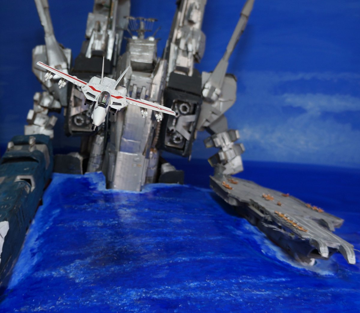 strsho's tweet image. 引っ越しで出た大量のダンボールと空き箱を使って、1/700スケールのマクロスを作りました。小さなメカを厚紙やパテで作りました。1/700スケールの製品を待っています。
#マクロスモデラーズ
#MACROSSMODELERS応募ジオラマ