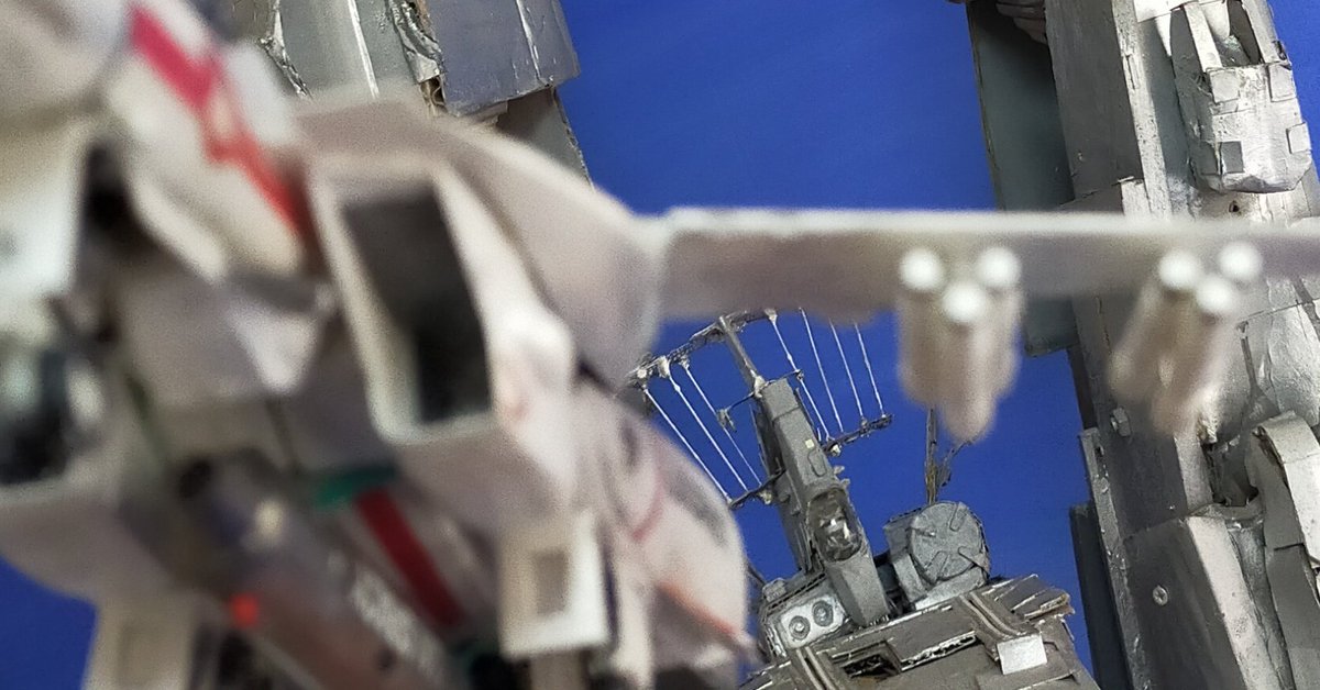 strsho's tweet image. 引っ越しで出た大量のダンボールと空き箱を使って、1/700スケールのマクロスを作りました。小さなメカを厚紙やパテで作りました。1/700スケールの製品を待っています。
#マクロスモデラーズ
#MACROSSMODELERS応募ジオラマ