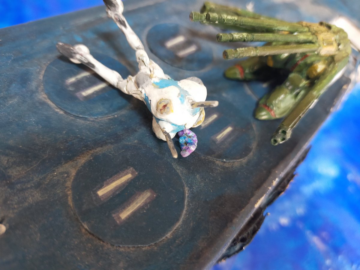 strsho's tweet image. 引っ越しで出た大量のダンボールと空き箱を使って、1/700スケールのマクロスを作りました。小さなメカを厚紙やパテで作りました。1/700スケールの製品を待っています。
#マクロスモデラーズ
#MACROSSMODELERS応募ジオラマ