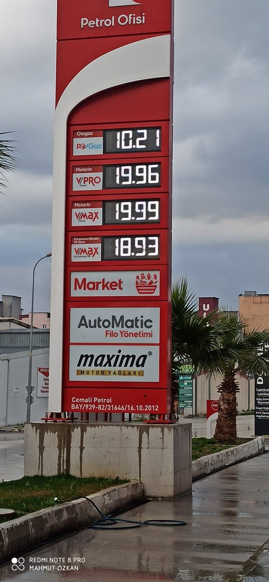 Mahmutz51806225's tweet photo. Motorin ve benzindeki yükseliş  vatandaşa yansımakta 
Bir asgari ücretli aracıyla her gün 30 km Yapsa maliyeti 2 bin ila 3 bin arasında kalan 1500 tl ile Gida ürünlerine mi ev kirasına mı su elektrik dogal gaz faturalarına mı çocuklarının okul Masraflarına mı harcasın https://t.co/pX9DKPUO67
