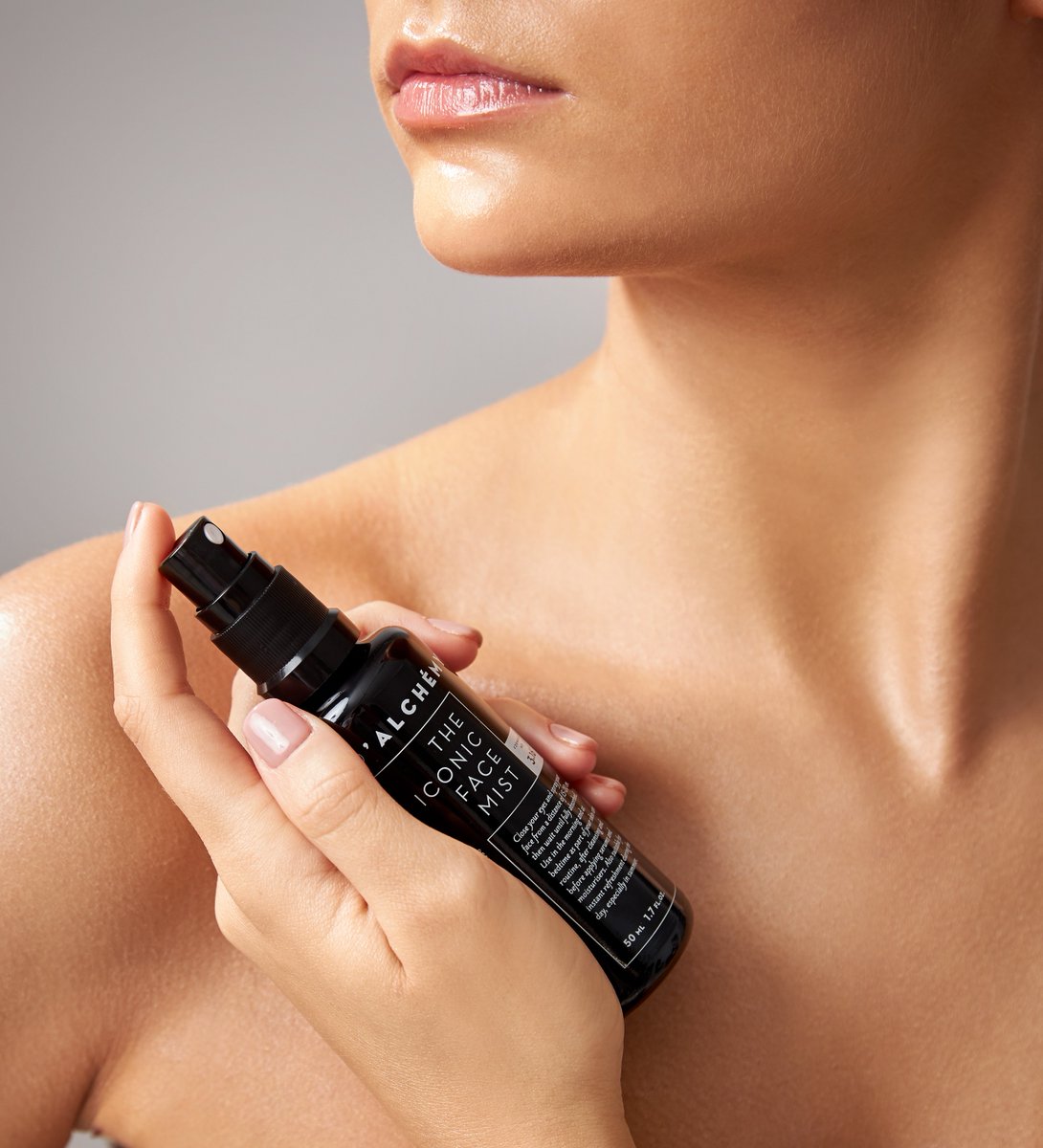 Looking for a clean and cruelty-free face mist?
Check out THE ICONIC FACE MIST a luxury face mist based on Damask rose hydrosol 🌹which is rich in plant extracts with antioxidant and anti-ageing properties. It brings an immediate feeling of relief and comfort. 100% vegan.🌱💚