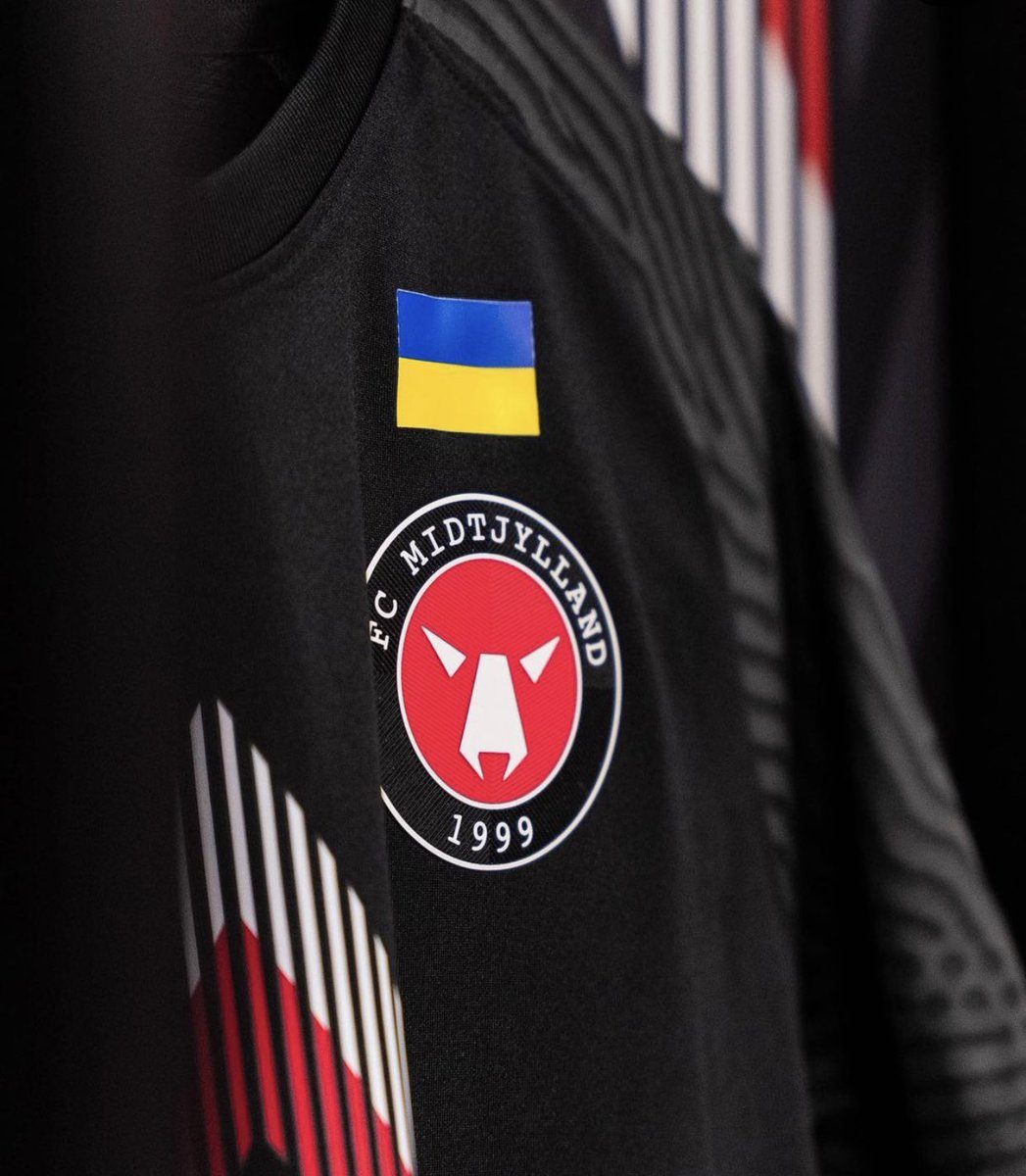 FCMidtjyllandBR's tweet photo. Na partida de hoje, clube entrou em campo o com a bandeira da Ucrânia encima do símbolo #StopWar 🇧🇷🐺🇩🇰 https://t.co/wk6a1ysU6z