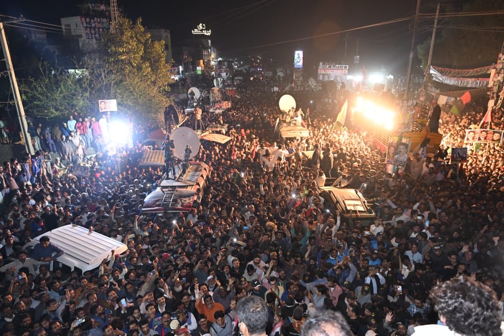 BBhuttoZardari's tweet photo. Wah Sahiwal Wah! 
 12am last night and still all of Sahiwal 
was out on the streets to welcome our March Against this regime. 
#AwamiMarch 
#GoSelectedGo https://t.co/QZ4cNsk4zX