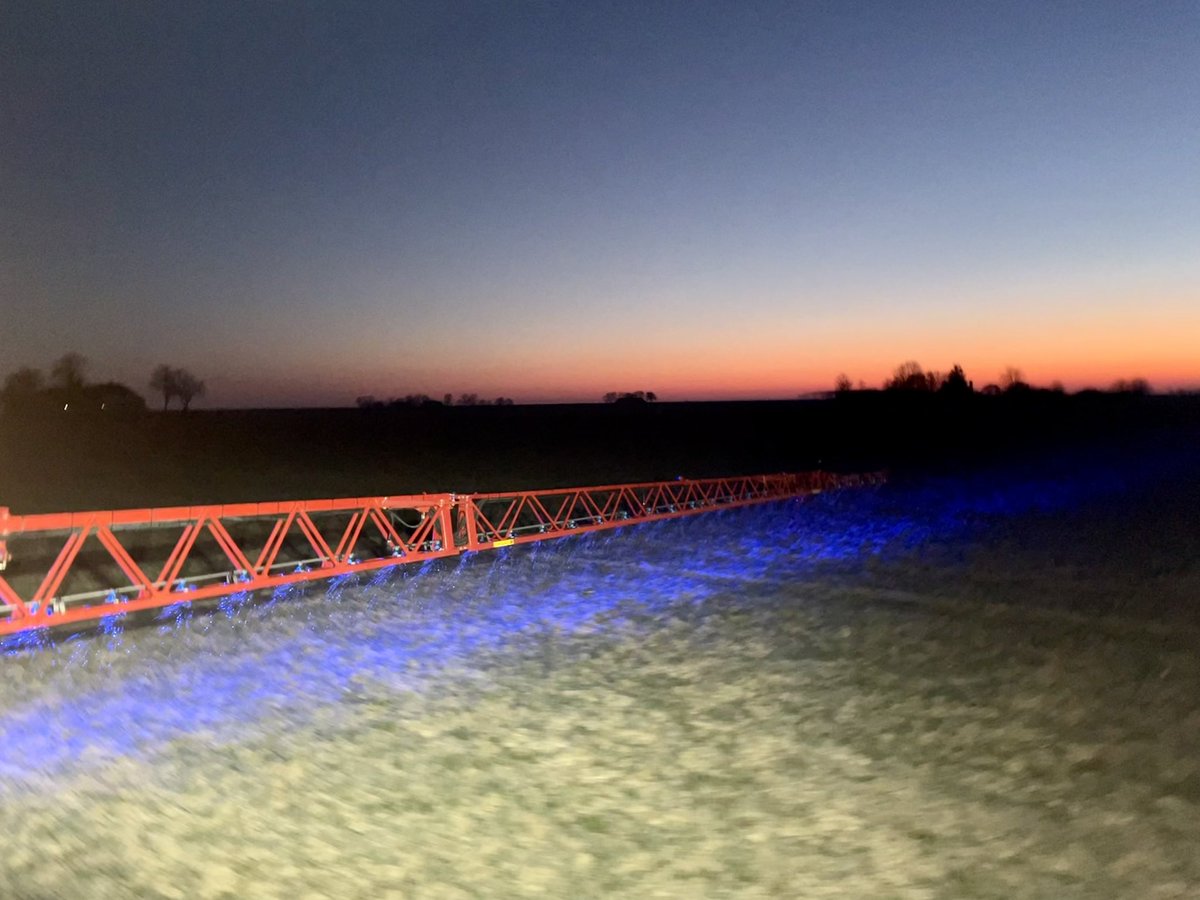 Het mooiste van ‘s nachts kunstmest spuiten is dat je het vanaf de trekker langzaam ochtend kunt zien worden.