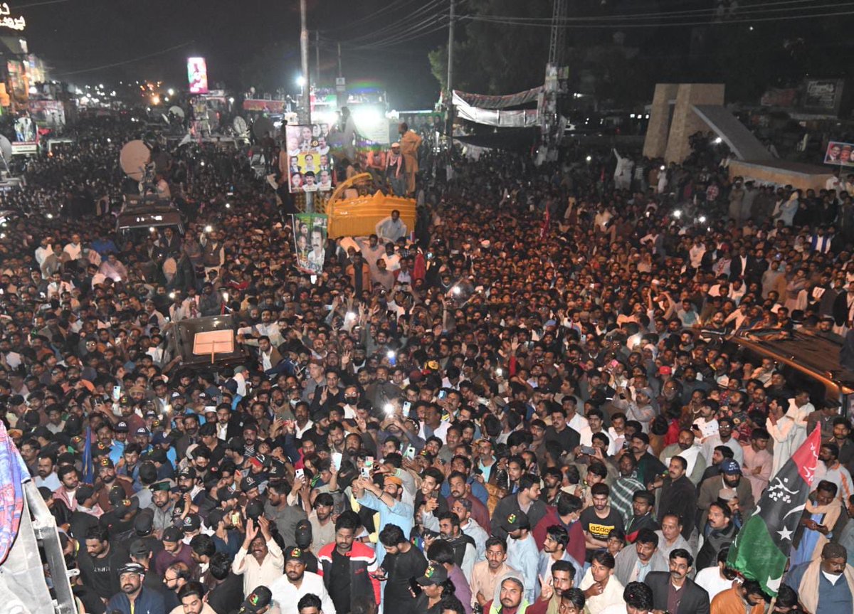 BBhuttoZardari's tweet photo. Wah Sahiwal Wah! 
 12am last night and still all of Sahiwal 
was out on the streets to welcome our March Against this regime. 
#AwamiMarch 
#GoSelectedGo https://t.co/QZ4cNsk4zX
