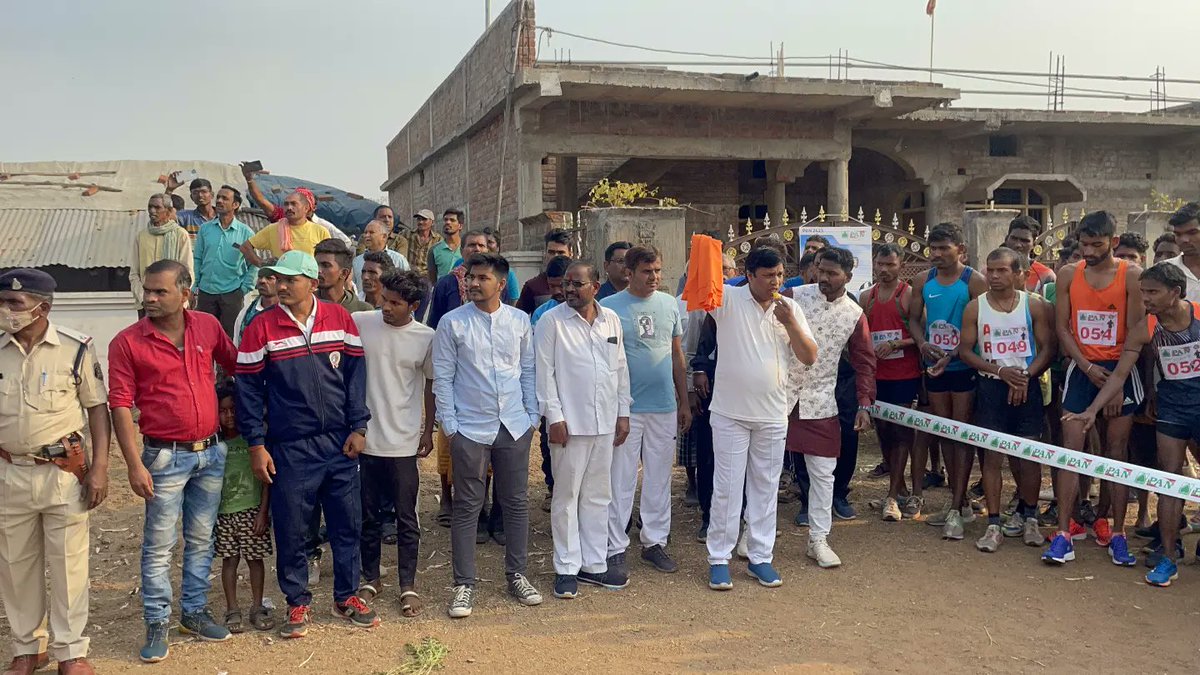 jayant_8173's tweet photo. आज विधायक @BS_BaghelDGG जी के साथ ग्राम गिधवा में आयोजित 5 km मैराथन दौड़ प्रतियोगिता और जुंबा डांस में सम्मिलित हुआ। 
जहां प्रदेश के विभिन्न जगहों से आए धावकों के साथ दौड़ में भाग भी लिया । https://t.co/U7alq77NIA