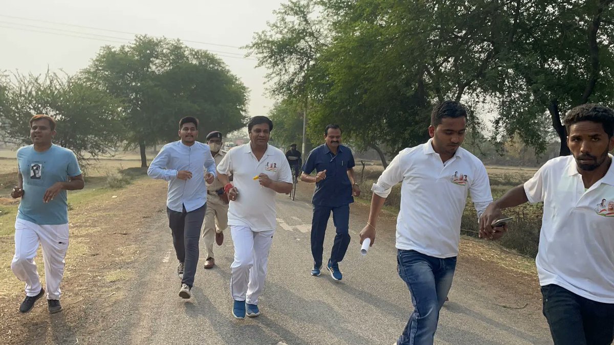 jayant_8173's tweet photo. आज विधायक @BS_BaghelDGG जी के साथ ग्राम गिधवा में आयोजित 5 km मैराथन दौड़ प्रतियोगिता और जुंबा डांस में सम्मिलित हुआ। 
जहां प्रदेश के विभिन्न जगहों से आए धावकों के साथ दौड़ में भाग भी लिया । https://t.co/U7alq77NIA